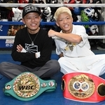 試合から一夜明けて笑顔で取材に応じる重岡優大（左）と重岡銀次朗＝２３年１０月、東京・ワタナベジム