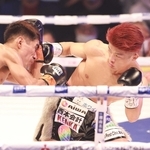 相手を攻める重岡銀次朗（右）＝２０２３年１月、エディオンアリーナ大阪