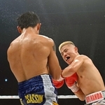 相手を激しく攻める重岡優大（右）＝２０２４年８月２４日、大阪・大和アリーナ