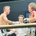 引き分けの試合後に波田大和（右）と握手を交わす神足茂利（左）＝８月２日、東京・後楽園ホール