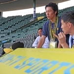 モーグル男子日本代表候補の藤木豪心さん（中央）。サンテレビのディレクターとしてプロ野球阪神などの試合中継を担う＝１０月２日、西宮市の甲子園球場（撮影・丸山桃奈）