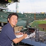 モーグル男子日本代表候補の藤木豪心さん。サンテレビのディレクターとしてプロ野球阪神などの試合中継を担う＝１０月２日、西宮市の甲子園球場（撮影・丸山桃奈）