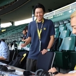 モーグル男子日本代表候補の藤木豪心さん（中央）。サンテレビのディレクターとしてプロ野球阪神などの試合中継を担う＝１０月２日、西宮市の甲子園球場（撮影・丸山桃奈）