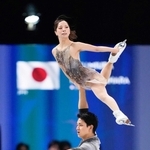 ペアフリー　演技する三浦璃来（上）、木原龍一組