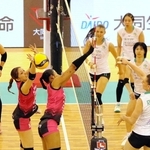 姫路－群馬　第１セット、群馬のロジャンスキ（１０）のスパイクに対し、姫路の宮部（中央）、伊藤（同左）がブロックを試みるも止められず