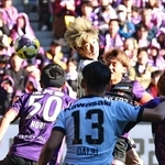 京都-神戸　ゴール前で競り合う神戸の大迫＝京都府亀岡市、サンガスタジアムｂｙＫＹＯＣＥＲＡ（撮影・鈴木雅之）