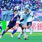 京都-神戸　ドリブルでチャンスをうかがう神戸・大迫＝京都府亀岡市、サンガスタジアムｂｙＫＹＯＣＥＲＡ（撮影・鈴木雅之）