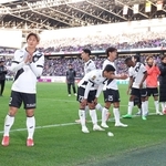 リーグ最終戦を終え、サポーターへあいさつするヴィッセル神戸の山川哲史（左端）ら＝６日午後、京都府亀岡市、サンガスタジアムｂｙＫＹＯＣＥＲＡ（撮影・鈴木雅之）