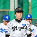 自身の名を冠した少年野球大会で、子どもらに話しかける阪神の才木浩人＝神戸市須磨区、須磨翔風高