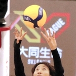 姫路－群馬　第２セット、トスを上げる姫路のセッター大島