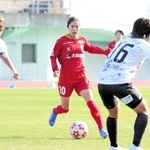 ＩＮＡＣ神戸－新潟　前半、攻め込むＩＮＡＣ神戸の成宮（１０）