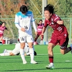 神戸ユース－鳥栖ユース　後半追加タイム１０分、連続ゴールで逆転勝利と優勝に導き、雄たけびを上げる神戸ユースの浜崎（右端）＝いぶきの森球技場