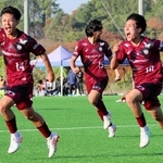 神戸ユース-鳥栖ユース　後半追加タイム１１分、連続ゴールで逆転勝利と優勝に導き、雄たけびを上げる神戸ユースの浜崎（右端）