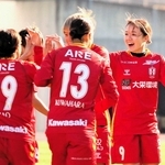 ＩＮＡＣ神戸－新潟　前半、先制点を決め、チームメートと喜ぶＩＮＡＣ神戸の吉田（右端）