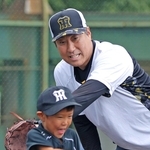 今季から野球の振興事業に携わる藤原通さん（奥）＝西宮市津門住江町、津門中央公園野球場（撮影・笠原次郎）