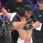 世界バンタム級２団体王座統一戦で勝利した中谷潤人（手前）を抱きしめるルディ・エルナンデス・トレーナー＝６月８日、有明コロシアム