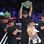 世界バンタム級２団体王座統一戦に臨む中谷潤人（右から２人目）とルディ・エルナンデス・トレーナー（左端）＝６月８日、有明コロシアム