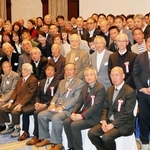 神戸高バスケットボール部の１００周年を祝った卒業生と来賓ら＝神戸メリケンパークオリエンタルホテル