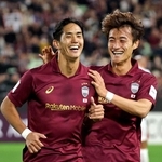 神戸－成都　前半、先制弾をを決め、笑顔を見せる神戸・武藤（左）＝ノエビアスタジアム神戸（撮影・丸山桃奈）