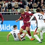 神戸－成都　後半、相手の守備に阻まれる神戸の（中央）大迫＝ノエビアスタジアム神戸（撮影・丸山桃奈）