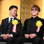 年間優秀選手表彰式で井上尚弥（右）と談笑する中谷潤人＝３月３１日、東京ドームホテル