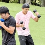 ゴルフ場で走り込み合宿を行う中谷潤人（右）＝10月13日、神奈川県相模原市