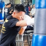 公開練習でサンドバッグを打つ中谷潤人＝２０２４年７月、相模原市のＭ・Ｔジム