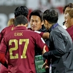 神戸－成都　前半、先制点を決めた武藤らと抱き合う吉田孝行監督＝ノエビアスタジアム神戸（撮影・丸山桃奈）