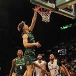 神戸-鹿児島　第１クオーターから内外角で得点を重ねた神戸の木村（手前中央）