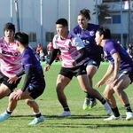 花園とのプレシーズンマッチで攻め込む神戸の選手ら＝神戸市東灘区のチームグラウンド