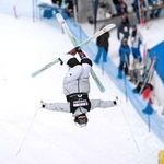 エアを決める藤木日菜。ミラノ・コルティナ五輪出場を目指す＝２０２４年３月、札幌市（新井康さん撮影）