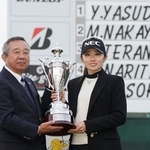 大会連覇を果たし、トロフィーを受け取る安田祐香（右）＝撮影・西田忠信