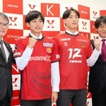 Ｊ３福島に加入が決まった泉彩稀（中央左）とＪ３金沢入りする有吉勇人（同右）、福島の関塚隆テクニカルダイレクター（左端）、金沢の和田昌裕ＧＭ（右端）＝甲南大