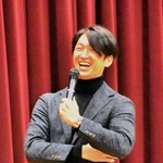 全校生徒を前に、努力や知識を得ることの大切さを語った阪神の近本＝加東市