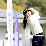 １番、ティーショットを放つ安田祐香（撮影・西田忠信）