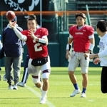 甲子園ボウル前の練習で体を動かす（左から）関学大ＱＢの星野秀と弟の星野太＝11日、西宮市の甲子園球場