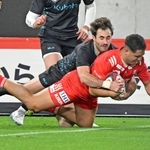 神戸－東京ベイ　前半、トライを決める神戸のレイナートブラウン（右）＝１３日午後、神戸市兵庫区御崎町１、ノエビアスタジアム神戸（撮影・斎藤雅志）