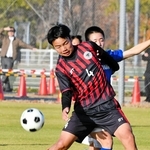 決勝・安室－龍野東　後半、ゴール前で競り合う龍野東の二木（４）