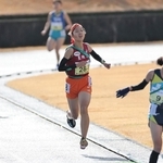 フィニッシュする女子・星陵台の５区平野凜明＝１４日午前、滋賀県野洲市（撮影・丸山桃奈）