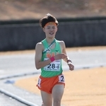 フィニッシュする男子・稲美北の６区山田遼＝１４日午後、滋賀県野洲市、希望が丘文化公園（撮影・丸山桃奈）