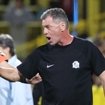 選手に声をかける広島時代のスキッベ監督＝９月