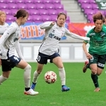 伊賀－ＩＮＡＣ神戸　前半、攻め上がるＩＮＡＣ神戸の成宮（中央）＝サンガスタジアムｂｙＫＹＯＣＥＲＡ