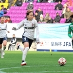 伊賀－ＩＮＡＣ神戸　前半、攻め上がるＩＮＡＣ神戸の吉田（９）＝サンガスタジアムｂｙＫＹＯＣＥＲＡ