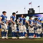 立命大に敗れ、応援席にあいさつする関学大の選手たち＝西宮市の甲子園球場（撮影・大田将之）