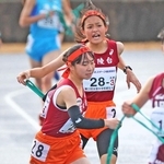 女子・星陵台の３区石田結乃（奥）からたすきを受け取る４区藤井夢結（撮影・丸山桃奈）