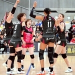 ＳＡＧＡ久光との準々決勝で笑顔を見せる姫路の伊藤（右端）、福留（中央）、大島（８）ら＝１４日、東京体育館（チーム提供）