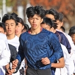 ペース走に取り組む男子・西脇工の新妻遼己（中央）＝西脇市の同校（撮影・吉田敦史）