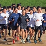 都大路に向けて全員で士気を高める男子・西脇工＝西脇市野村町の同校（撮影・吉田敦史）
