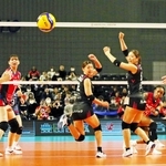 姫路－ＮＥＣ川崎　第３セット、スパイクから失点する姫路の選手たち＝京王アリーナＴＯＫＹＯ