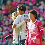 ＩＮＡＣ神戸－Ｃ大阪　前半、２点目を決め、喜ぶ道上（中央）＝撮影・丸山桃奈